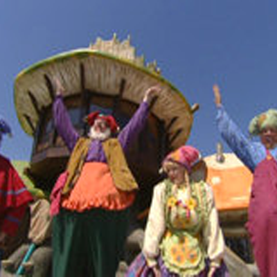 Kabouter Plop geeft de fakkel door aan Zoutelande